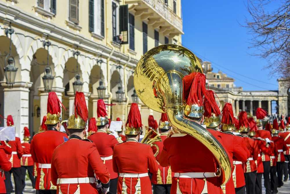 Blaskapelle in roter Uniform und mit Instrumenten
