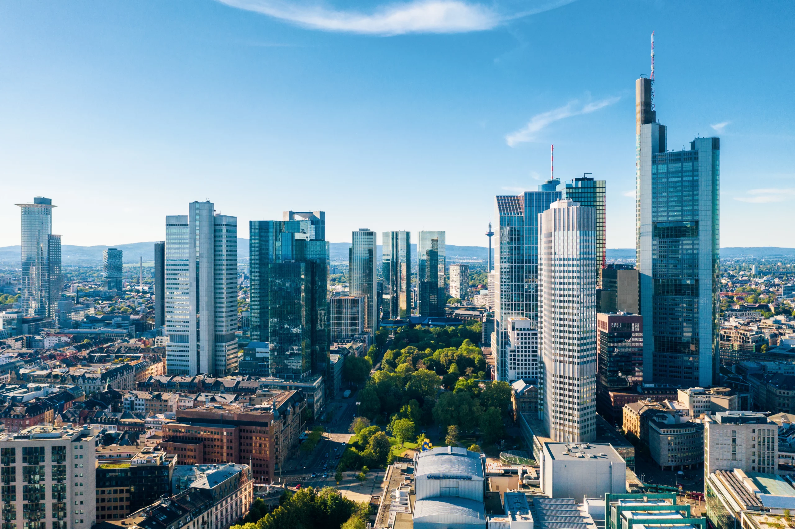 MAIN TOWER & Skyline-View