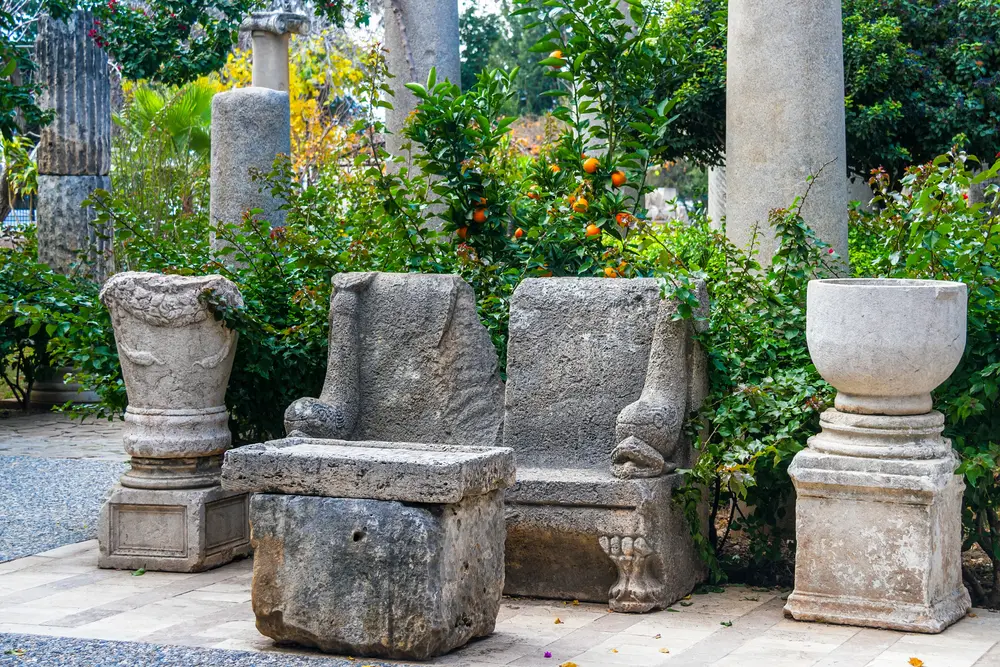 Aufnahme von Ausstellungsstücken des Antalya Museums im Freien